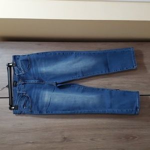 Tahari woman's capri jean